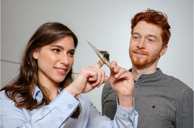 Hannover Messe: Getting up close and personal with a computer – Smart textiles aid communication with virtual worlds